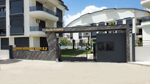 Hasan Hüseyin Yapı tabelalı Aderans site girişi, Didim