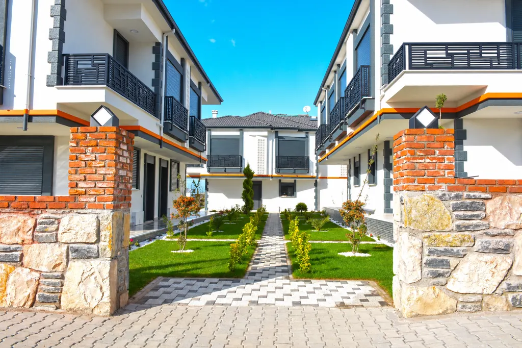 Daymoon City 2 villalar arası bahçe yolu